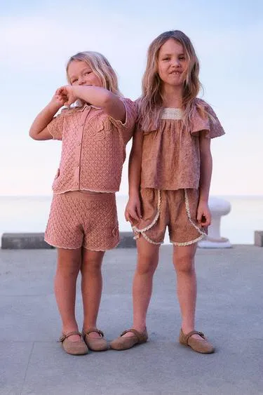 Блуза с вышивкой и кружевом