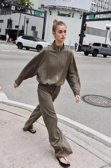 Прямые брюки с декоративной строчкой