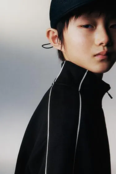 Спортивная толстовка с контрастными оборками- Заказать в России