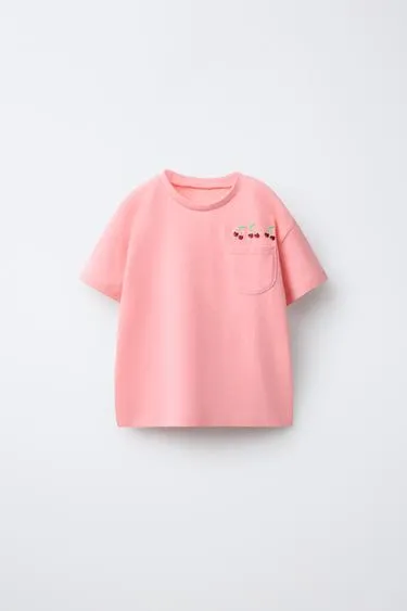 Футболка с карманом и вышивкой