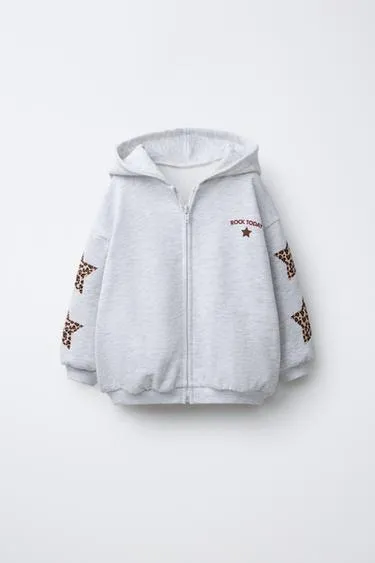 Худи с звездными нашивками и анималистическим принтом