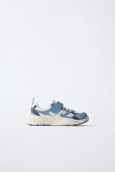 Спортивные кроссовки