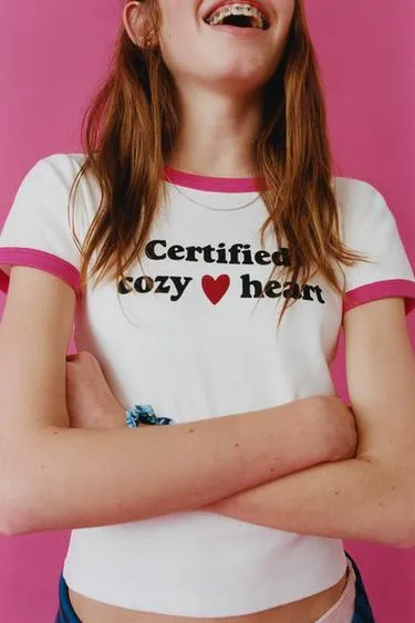 Футболка в рубчик с контрастным текстом- Заказать в России