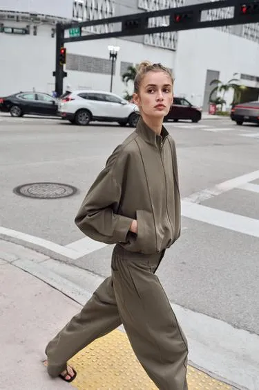 Бомбер с высоким воротником