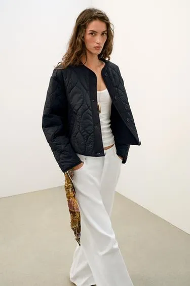 Короткая стеганая куртка