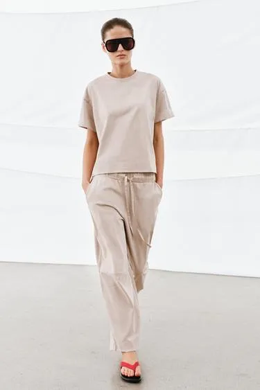 Футболка из плотного хлопка с короткими рукавами