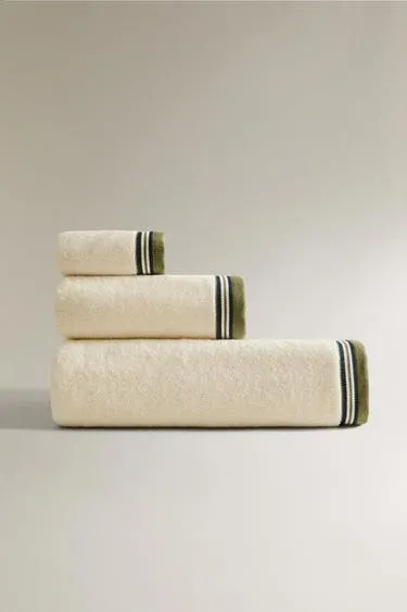 Ванные полотенце с рельефным узором и полосатой окантовкой- Заказать в России