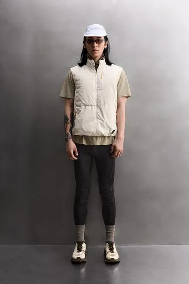 Комбинированный утепленный жилет из высокотехнологичной ткани