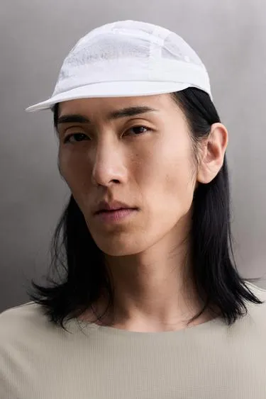 Легкая кепка из высокотехнологичной ткани