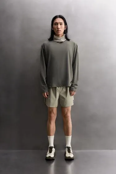 Лонгслив из высокотехнологичной ткани с графическим принтом