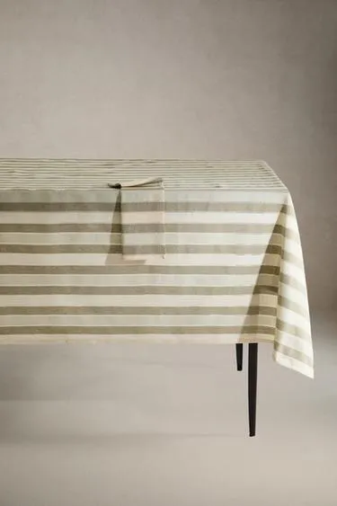 Полосатый скатерть с кружевным краем