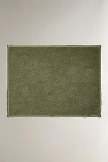 Коврик для ванной с цветной стежкой