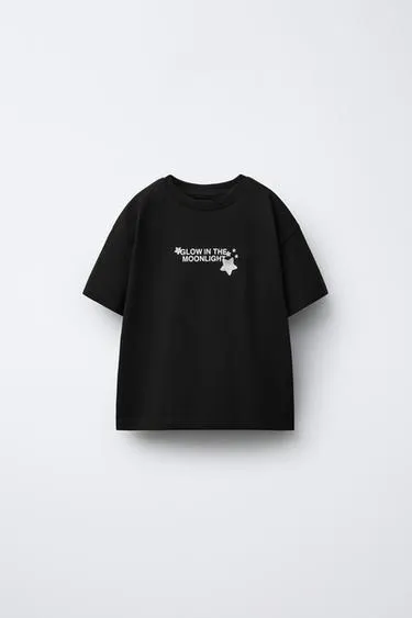 Футболка с резиновым блестящим нашивкой