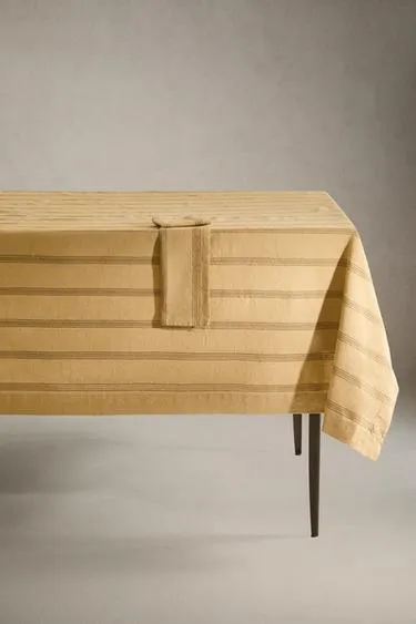 Скатерть с полосатым рисунком из крашеных нитей