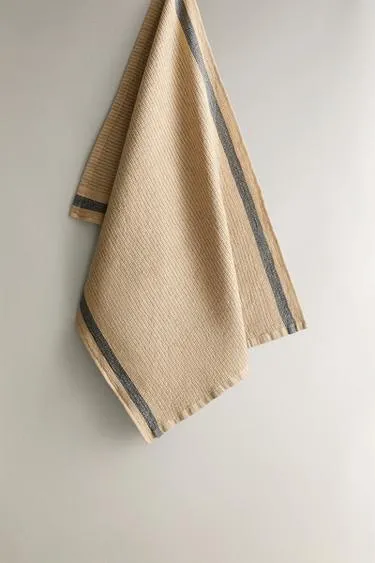 Полотенце для посуды с рельефным узором и полосой