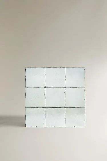 Зеркало настенное квадратное с античной отделкой