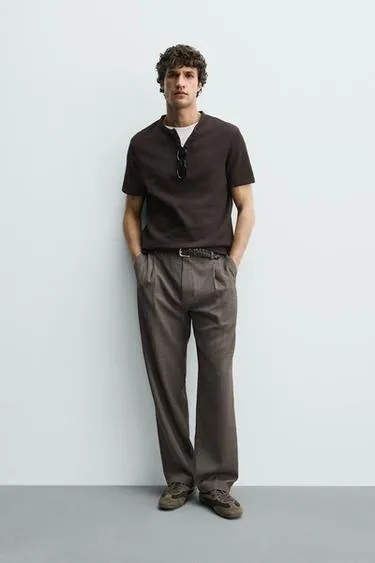 Футболка из рельефной ткани с воротником на пуговицах