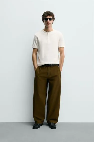 Футболка из рельефной ткани с воротником на пуговицах