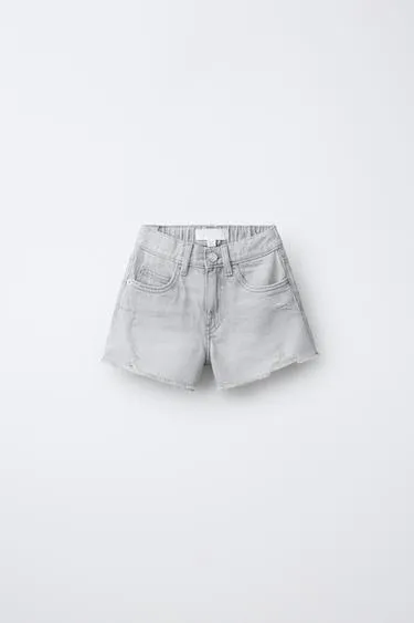 Джинсовые шорты с разрезами