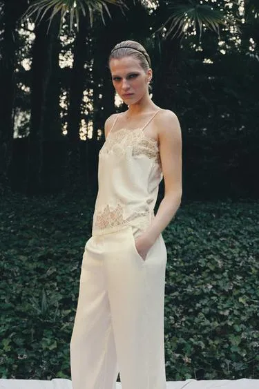 Атласные брюки с кружевом