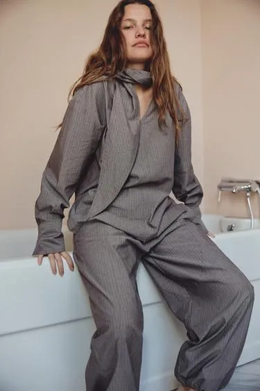 Широкие брюки в полоску с поясом