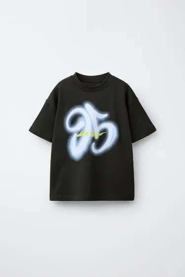 Футболка с неоновой надписью