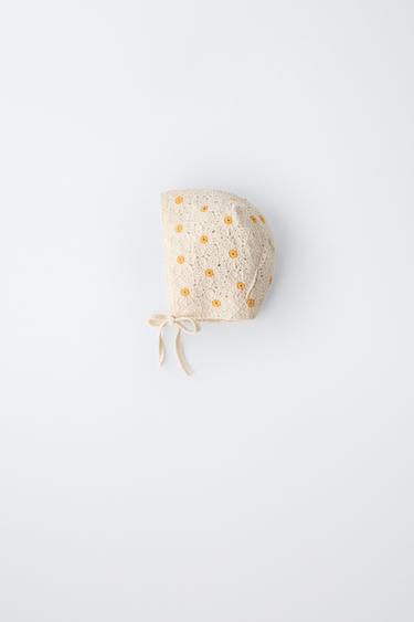 Чепчик с маргаритками крючком