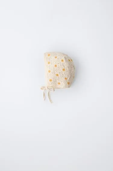 Чепчик с маргаритками крючком