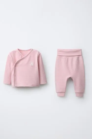 Набор трусов и футболки с полосками и вышитым кроликом- Заказать в России