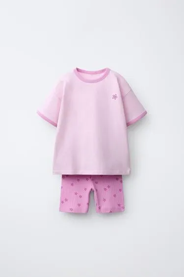 Комплект из футболки и велосипедок с цветочным принтом