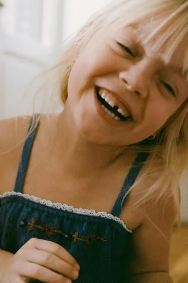 Трикотажный топ с вышивкой в виде цветов и кружевом- Заказать в России