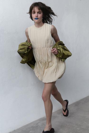 Zara Платье со сборками и объемным низом