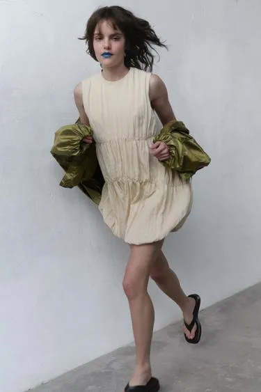 Платье со сборками и объемным низом- Заказать в России