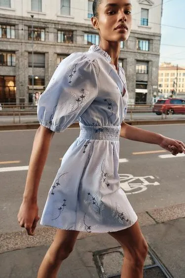 Платье с прорезиненной вышивкой