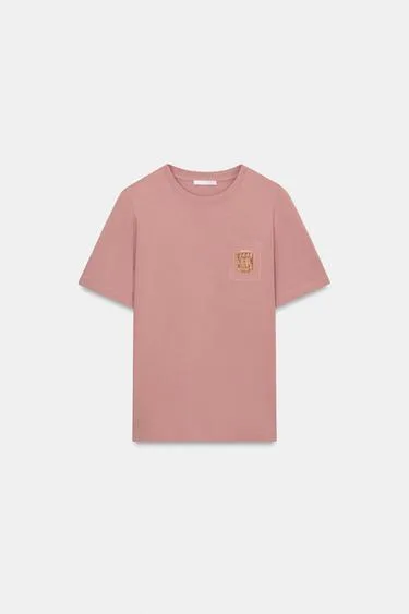 Футболка с эффектом потертости и металлической отделкой