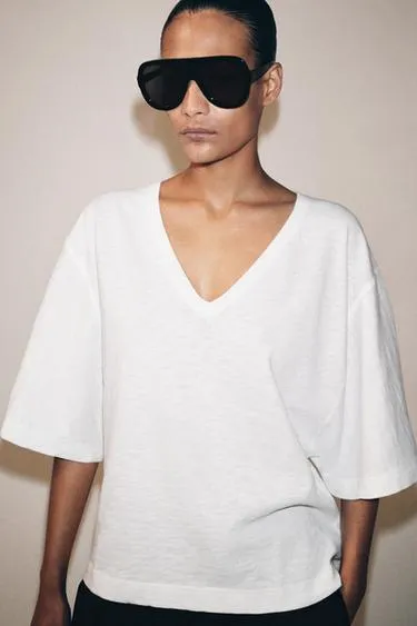 Футболка с V-образным вырезом