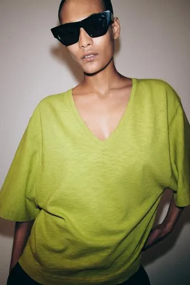 Футболка с V-образным вырезом