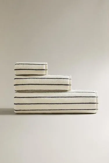 Полосатое полотенце для ванны