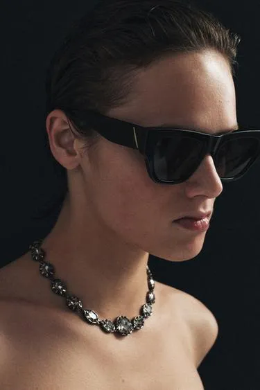 Ожерелье с металлическими деталями и стразами- Заказать в России