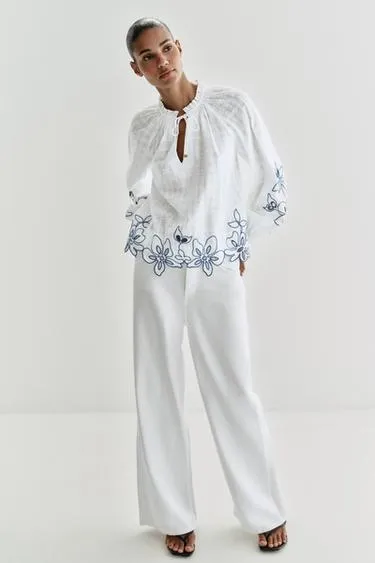 Блуза с цветочной вышивкой