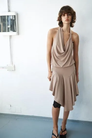 Платье с горловиной халтер и открытой спиной- Заказать в России