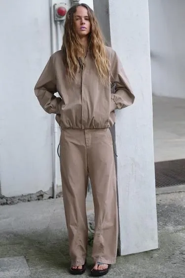 Брюки прямого кроя со сборками- Заказать в России