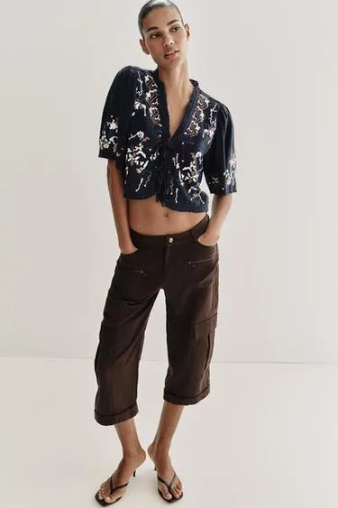 Укороченный топ с цветочной вышивкой- Заказать в России