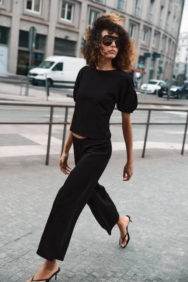 Топ с объемными рукавами