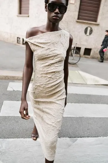 Жаккардовое платье со складками