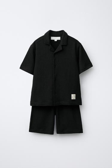 Комплект из рубашки боулинг и шортов-бермудов с текстурой и нашивкой- Заказать в России