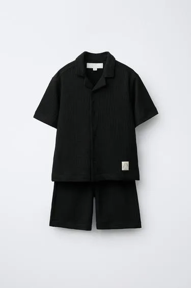 Комплект из рубашки боулинг и шортов-бермудов с текстурой и нашивкой- Заказать в России