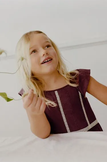 Платье с кружевом