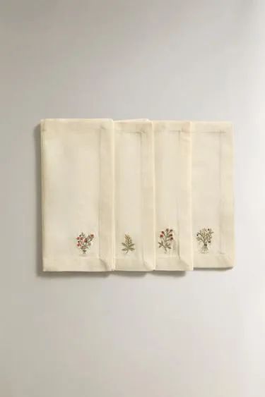 Набор салфеток с вышитыми цветами (набор из 4 штук)