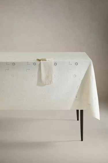 Скатерть с вышивкой и крошечными отверстиями